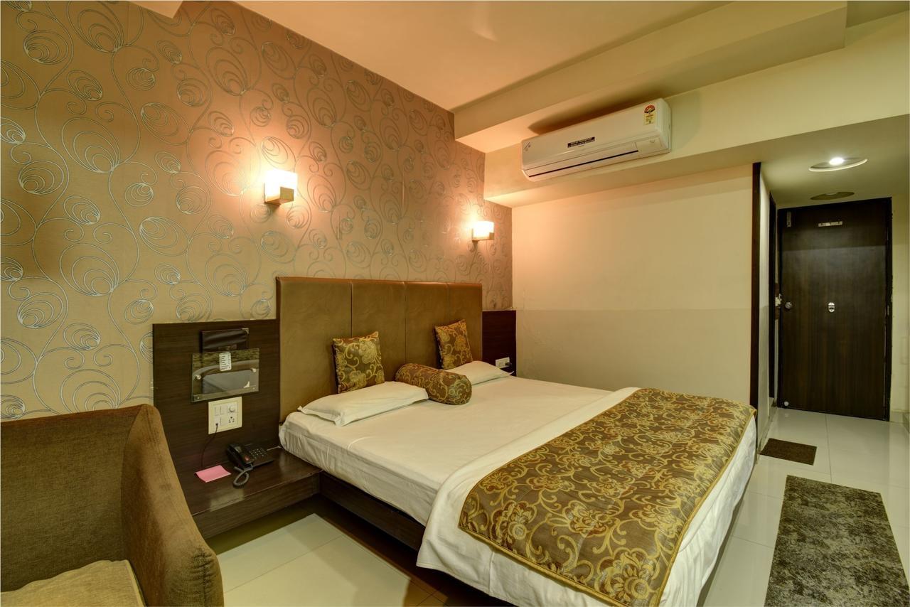 ואדודרה Hotel Savshanti Towers מראה חיצוני תמונה